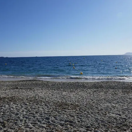 Bel Acces Direct Mer; L'almanarre, 아파트 *